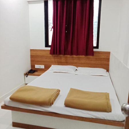 Hotel Shreejay Mahād Esterno foto