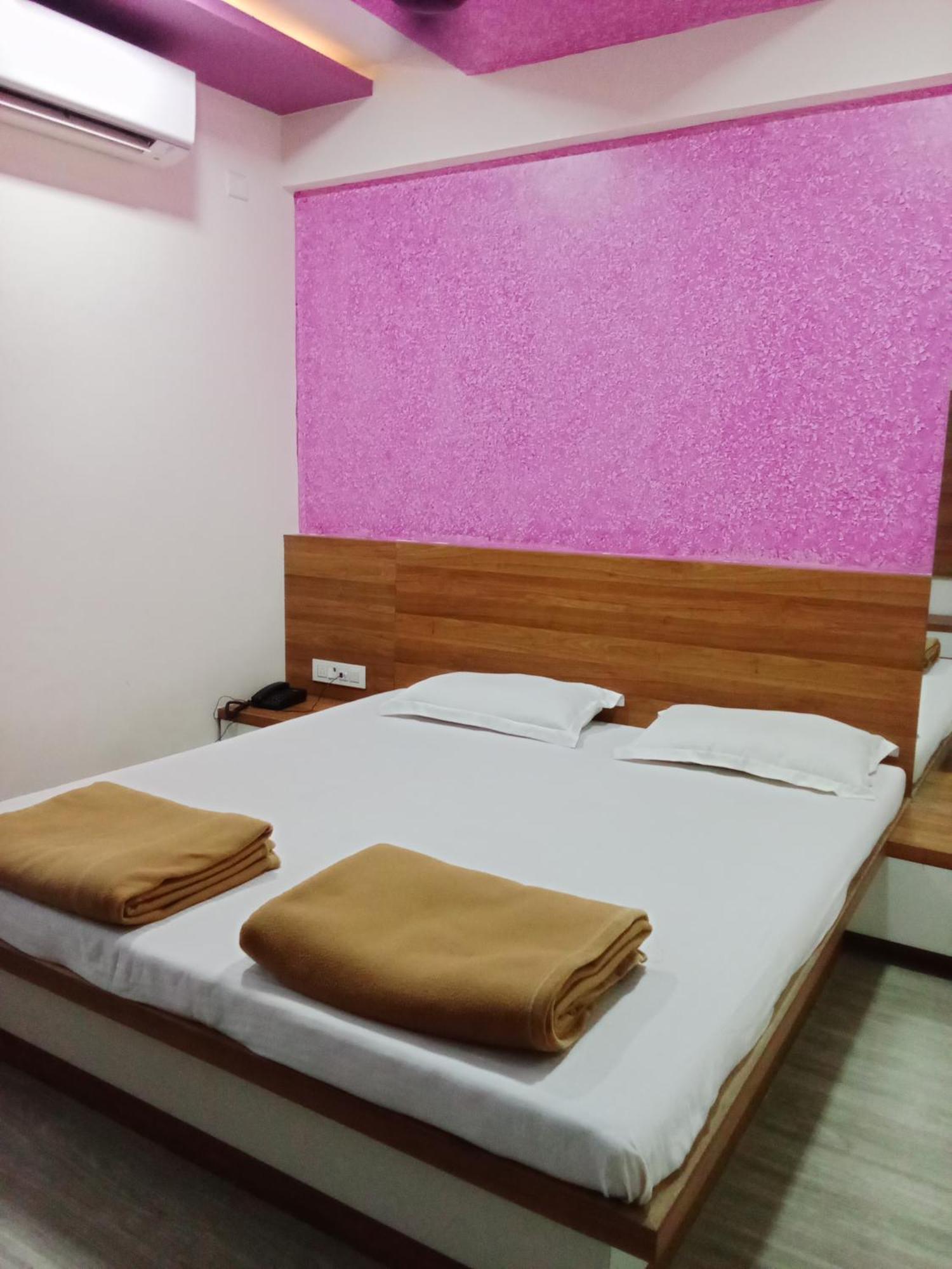 Hotel Shreejay Mahād Esterno foto